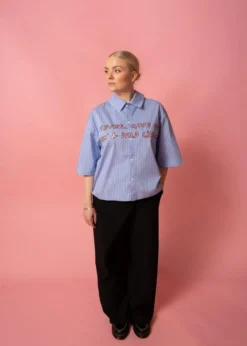 ALIS THEOTIS CROPPED SHORT SLEEVE SHIRT W/ CHEST PRINT