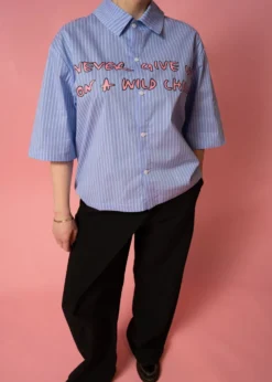 ALIS THEOTIS CROPPED SHORT SLEEVE SHIRT W/ CHEST PRINT