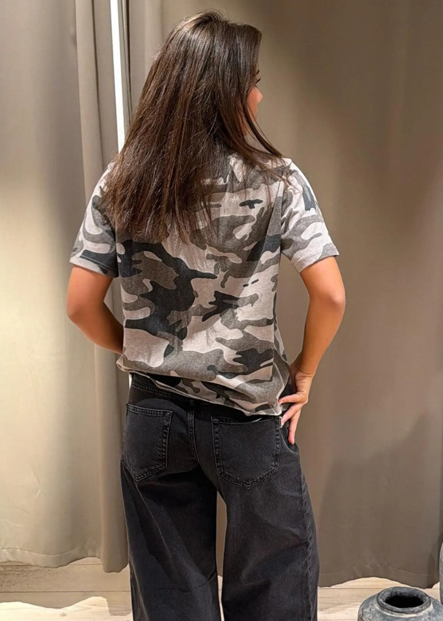 Neo Noir Malin Mili Tee