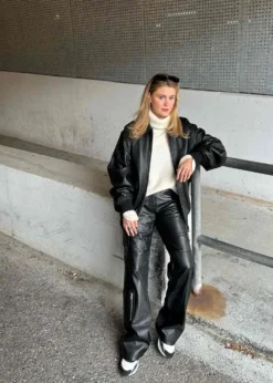 Oval Square Deep Leather Pants